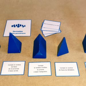 Devinettes solides bleus géométriques Montessori