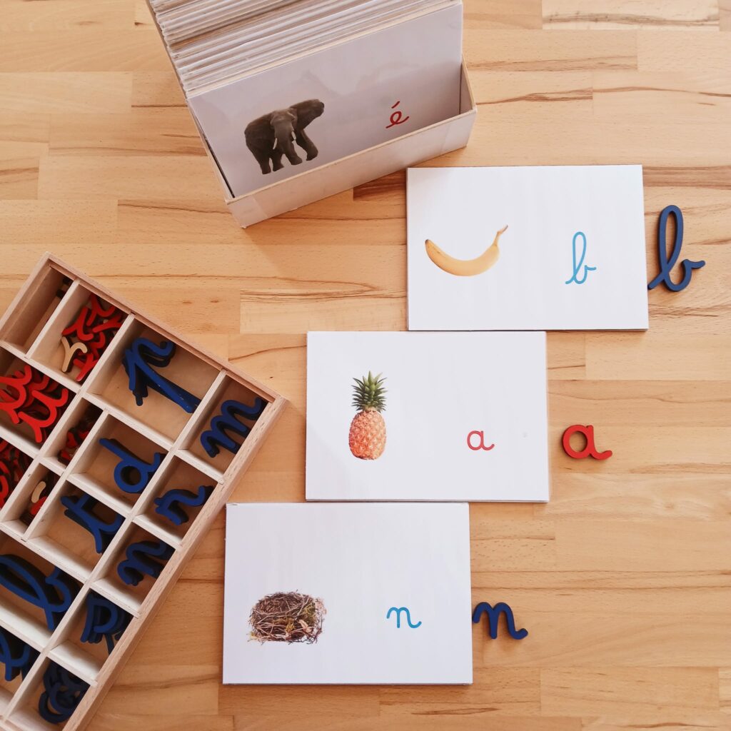 apprendre à lire et à écrire en pédagogie Montessori ; apprendre le chant des lettres ; apprendre le son des lettres